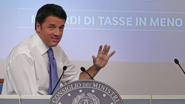Renzi in Hemd und Krawatte gestikuliert vor einer Projektion zum neuen Gesetz. Renzi in Hemd und Krawatte gestikuliert vor einer Projektion zum neuen Gesetz.