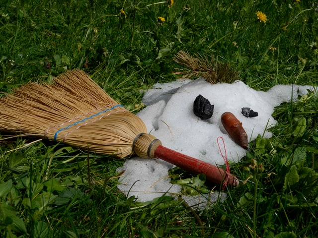 Überreste eines Schneemanns. Überreste eines Schneemanns.