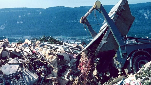 Altes Bild, Bagger kippt Abfall auf Abfallhalde. Altes Bild, Bagger kippt Abfall auf Abfallhalde.