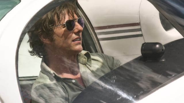 Barry Seal pilotiert ein Kleinflugzeug. Barry Seal pilotiert ein Kleinflugzeug.