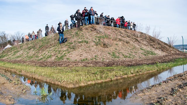 Menschen mit Kameras stehen auf einem Hügel Menschen mit Kameras stehen auf einem Hügel