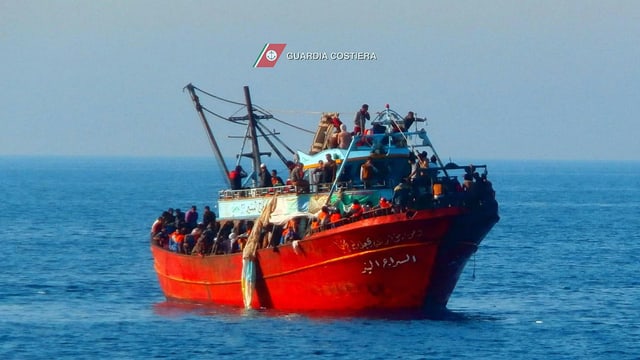 Schiff mit Flüchtlingen Schiff mit Flüchtlingen