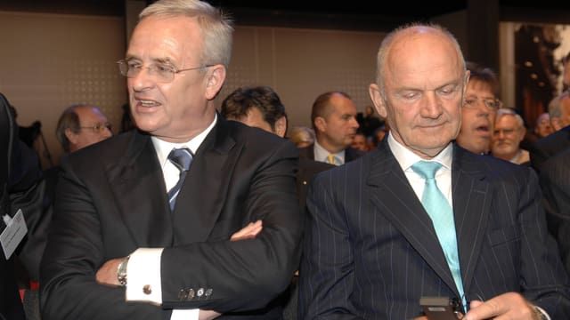 Martin Winterkorn und Ferdinand Piëch stehen Schulter an Schulter. Martin Winterkorn und Ferdinand Piëch stehen Schulter an Schulter.