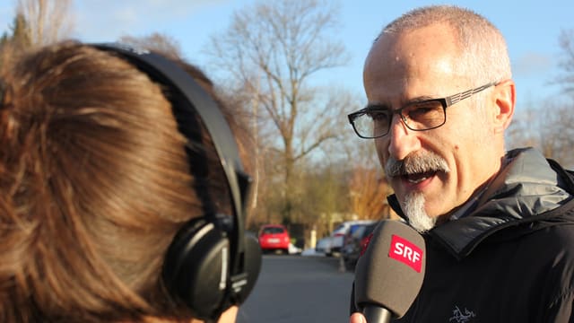 Christian Peter im Gespräch mit einer Reporterin. Christian Peter im Gespräch mit einer Reporterin.