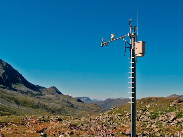 Wetterstation mit verschiedenen Instrumenten in bergigem Gelände. Wetterstation mit verschiedenen Instrumenten in bergigem Gelände.