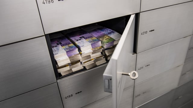Banknoten in einem Schliessfach. Banknoten in einem Schliessfach.