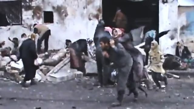 Chaos vor einem zerstörten Gebäude, im Hintergrund zahlreiche Tote. Chaos vor einem zerstörten Gebäude, im Hintergrund zahlreiche Tote.
