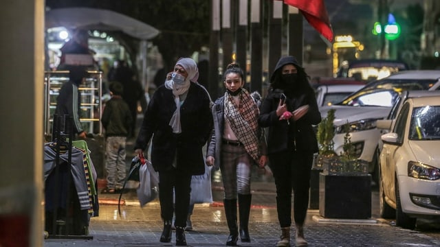 Drei junge Frauen spazieren auf einer Strasse. Drei junge Frauen spazieren auf einer Strasse.