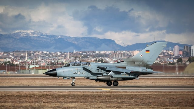 Ein Tornado der Deutschen Bundeswehr auf der Landebahn der Luftwaffenbasis in Incirlik. Ein Tornado der Deutschen Bundeswehr auf der Landebahn der Luftwaffenbasis in Incirlik.