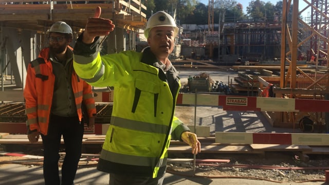 Projektleiter mit gelber Jacke und weissem Helm Projektleiter mit gelber Jacke und weissem Helm