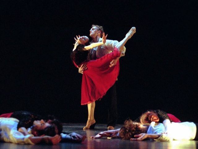 Aufnahme Pas de Deux mit Salome in rotem Rock Aufnahme Pas de Deux mit Salome in rotem Rock