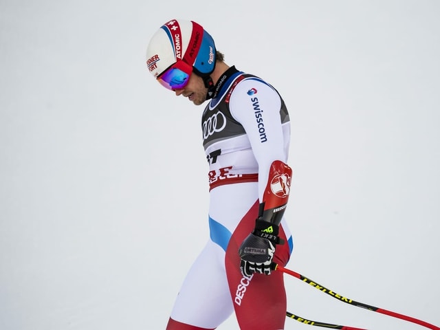 Mauro Caviezel schaut in den Schnee. Mauro Caviezel schaut in den Schnee.