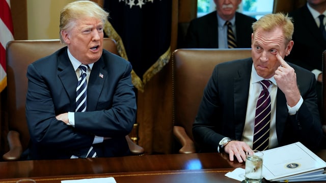 Donald Trump sitzt neben Patrick Shanahan. Donald Trump sitzt neben Patrick Shanahan.