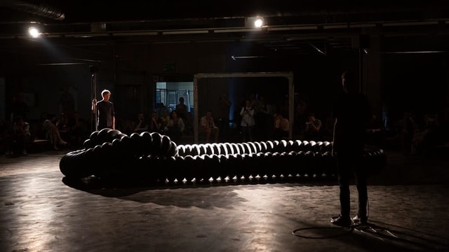 Zwei Männer stehen neben einer Installation. Zwei Männer stehen neben einer Installation.