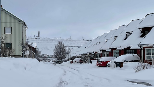 Stadtteil von Kiruna vor Erzberg im Schnee Stadtteil von Kiruna vor Erzberg im Schnee