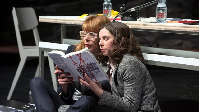 Zwei Frauen lesen in einem Buch Zwei Frauen lesen in einem Buch