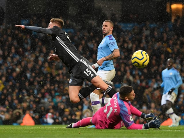 Manchester City geriet gegen das starke Leicester City zwar zunächst ins Stolpern mit 0:1 in Rückstand. Dank Toren von Riyad Mahrez, Ilkay Gündogan und Gabriel Jesus gewann der Meistern aber doch noch mit 3:1 gegen den Direktkonkurrenten.