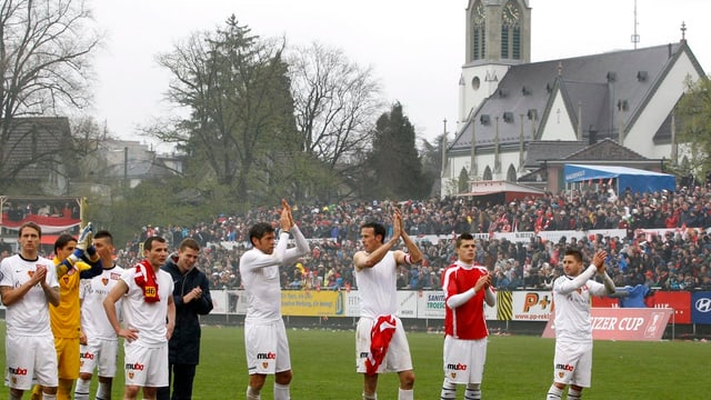 Die Mannschaft des FC Basel feiert in weissen T-Shirts im Stadion des FC Winterthur ihren Sieg im Cup. Die Mannschaft des FC Basel feiert in weissen T-Shirts im Stadion des FC Winterthur ihren Sieg im Cup.