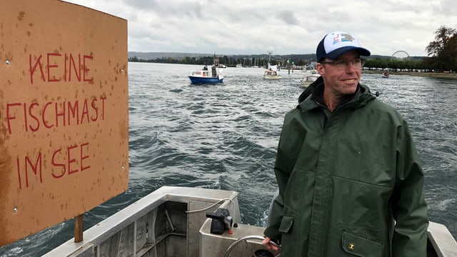 Person auf einem Schiff mit Plakat. Person auf einem Schiff mit Plakat.