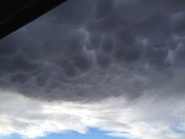 dunkelgraue Wolken am Himmel dunkelgraue Wolken am Himmel