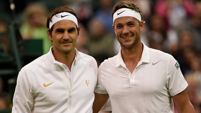 Roger Federer (links) und Marcus Willis in Wimbledon Roger Federer (links) und Marcus Willis in Wimbledon