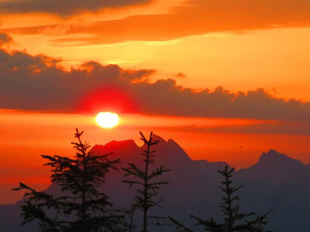 Roter Morgenhimmel mit türmchenartigen Wolken.