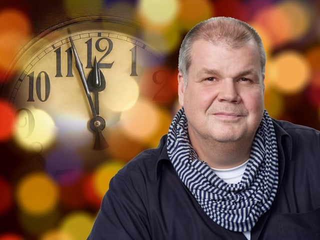 Bildcollage mit einem Mann vor einer Uhr, die kurz vor Zwölf anzeigt. Bildcollage mit einem Mann vor einer Uhr, die kurz vor Zwölf anzeigt.