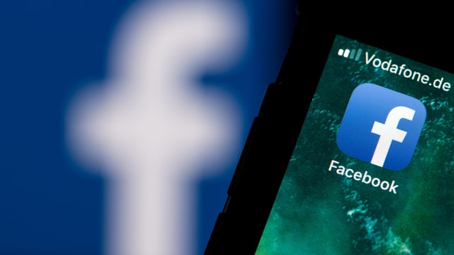 Symbolbild: Ein Handy-Bildschirm mit einem Facebook-Logo. Symbolbild: Ein Handy-Bildschirm mit einem Facebook-Logo.