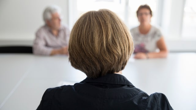 Beratungsgespräch in der Kinder- und Erwachsenenschutzbehörde Kesb. Die Kommunikation mit den Betroffen soll sich verbessern. Beratungsgespräch in der Kinder- und Erwachsenenschutzbehörde Kesb. Die Kommunikation mit den Betroffen soll sich verbessern.