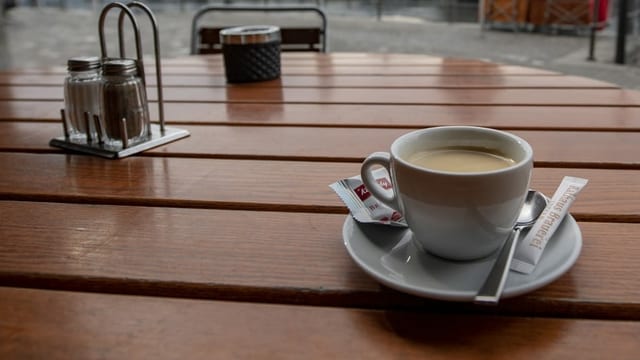 Purtret d'ina maisa cun si ina scadiola caffè Purtret d'ina maisa cun si ina scadiola caffè