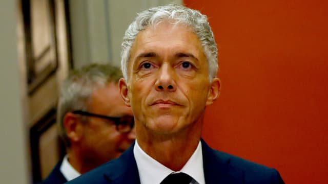 Bundesanwalt Michael Lauber blickt betreten in die Kamera. Bundesanwalt Michael Lauber blickt betreten in die Kamera.