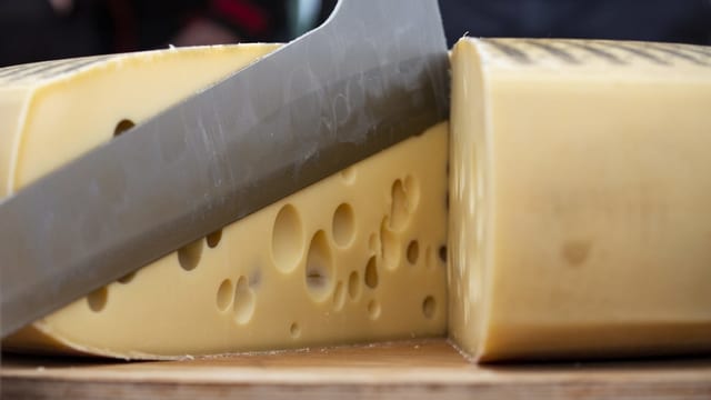 Ein Laib Emmentalerkäse, aufgeschnitten Ein Laib Emmentalerkäse, aufgeschnitten