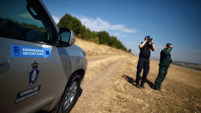 Commembers da la Frontex durant lur lavur. Commembers da la Frontex durant lur lavur.
