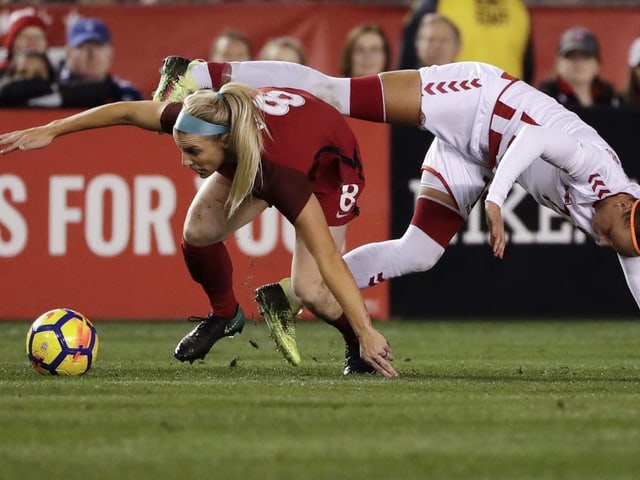 Julie Ertz (links) im Einsatz gegen Dänemarks Sanne Troelsgaard. Julie Ertz (links) im Einsatz gegen Dänemarks Sanne Troelsgaard.