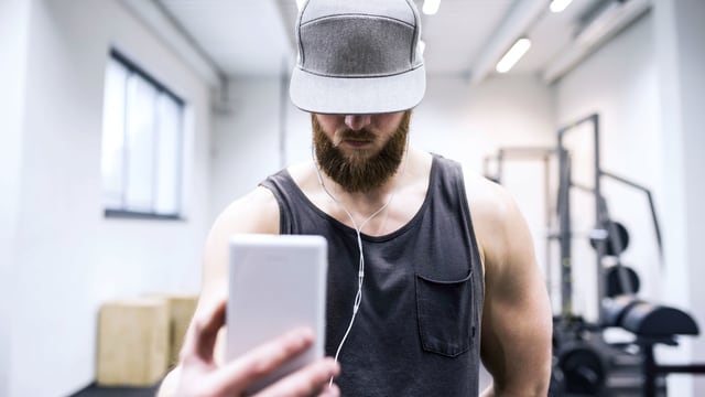 Ein Mann schiesst ein Selfi im Fitnessstudio. Ein Mann schiesst ein Selfi im Fitnessstudio.