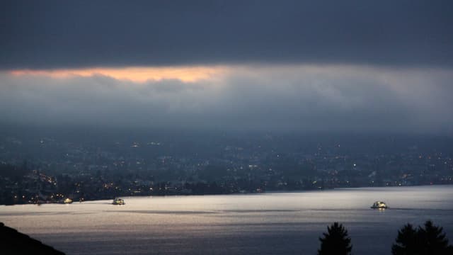 Nebel über dem Zürichsee. Eine Nebellücke sorgt für ein tolles Lichtspektakel auf dem See. Nebel über dem Zürichsee. Eine Nebellücke sorgt für ein tolles Lichtspektakel auf dem See.