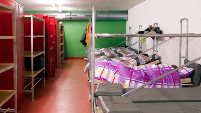 Stockbetten und Regale in einem Asylzentrum in der Schweiz. Stockbetten und Regale in einem Asylzentrum in der Schweiz.
