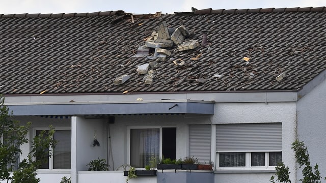 Haus ohne Kamin - Steine auf Dach Haus ohne Kamin - Steine auf Dach