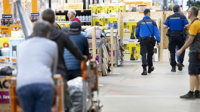 Endlich wieder im Baumarkt: Die Kundschaft wird gut überwacht, damit die Abstände eingehalten werden. Endlich wieder im Baumarkt: Die Kundschaft wird gut überwacht, damit die Abstände eingehalten werden.