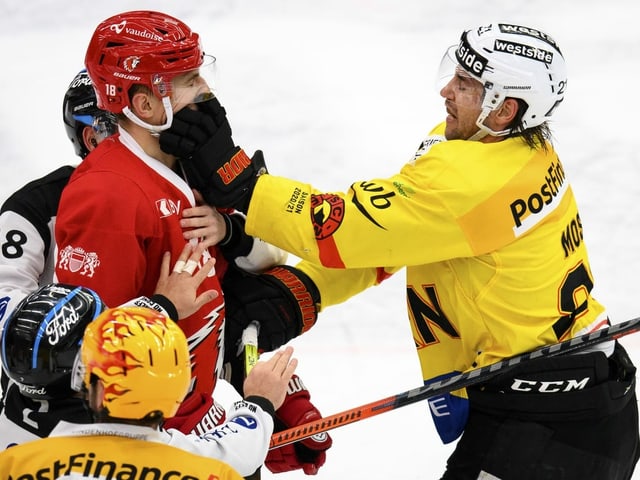 Ein Lausanne- und ein Bern-Spieler im Zweikampf. Ein Lausanne- und ein Bern-Spieler im Zweikampf.