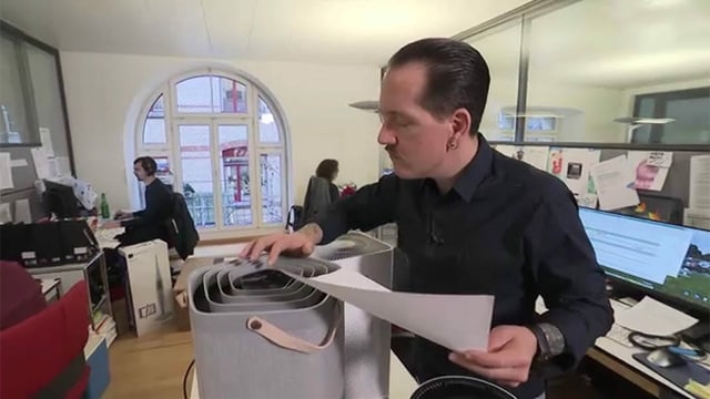 Luftreiniger wird angeschaut Luftreiniger wird angeschaut
