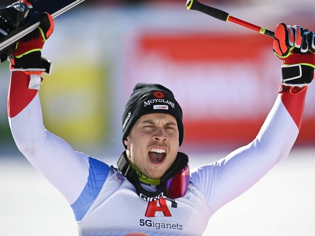 Der Bündner war in Jugendjahren extrem polysportiv. Neben dem Skifahren, war er im Geräteturnen und spielte zusätzlich Fussball und Tennis. Als dies seinen Eltern zu aufwendig wurde, entschied er sich fürs Skifahren. Ausgezahlt hat sich dies endültig im Herbst 2020, als Caviezel im 92. Weltcup-Rennen seinen ersten Podestplatz feiern konnte.