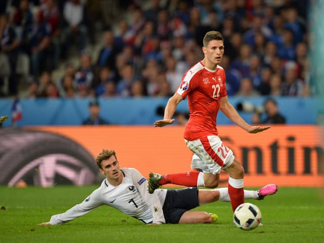 Fabian Schär gewinnt einen Zweikampf