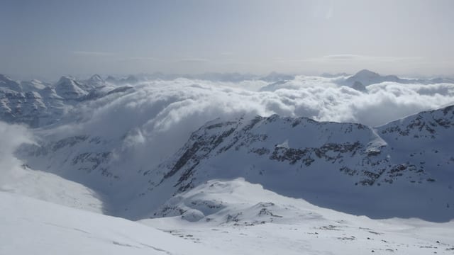 Blick von oben auf eine überschwappende Föhnamauer Blick von oben auf eine überschwappende Föhnamauer
