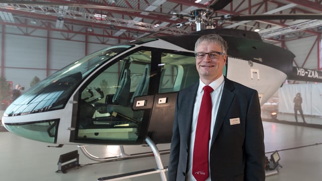 Martin Stucki steht vor einem Helikopter. Martin Stucki steht vor einem Helikopter.