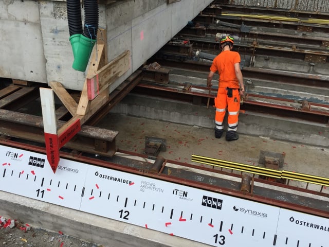 An der Hausecke ist ein Zeiger angebracht, der auf einer Skala anzeigt, wieviele Meter geschafft sind. An der Hausecke ist ein Zeiger angebracht, der auf einer Skala anzeigt, wieviele Meter geschafft sind.