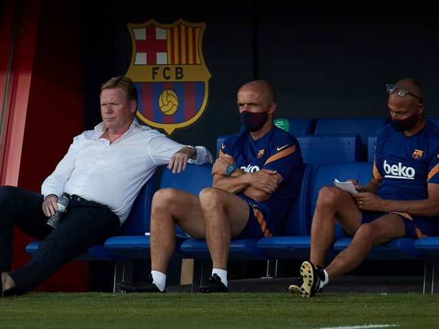 Barcelona-Trainer Koeman schaut skeptisch