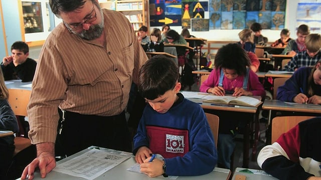 Lehrer erklärt Schüler eine Aufgabe. Lehrer erklärt Schüler eine Aufgabe.