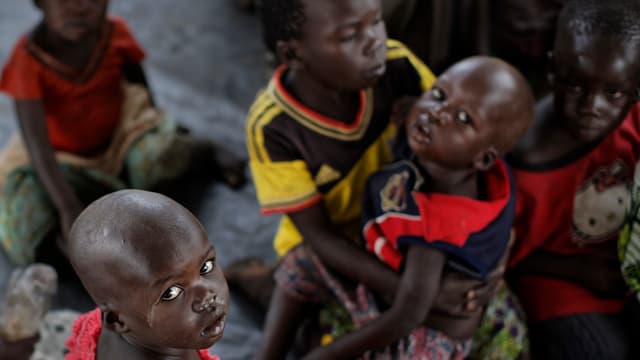 Tausende Menschen – darunter viele Kinder suchen in Flüchtlingslagern in Uganda Schutz vor dem Bürgerkrieg im Südsudan. Tausende Menschen – darunter viele Kinder suchen in Flüchtlingslagern in Uganda Schutz vor dem Bürgerkrieg im Südsudan.