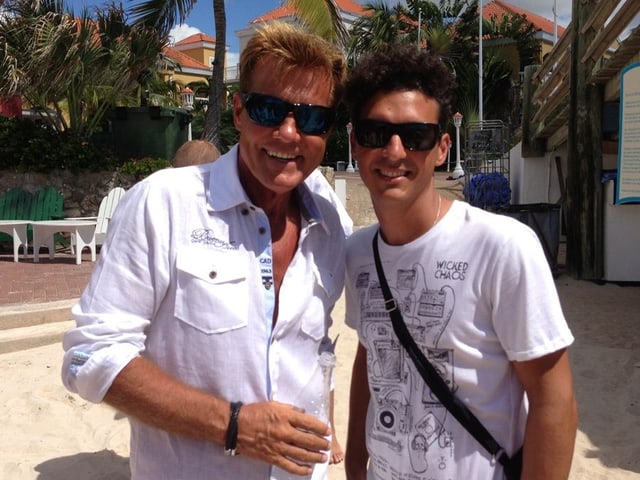 Dieter Bohlen und Piero vor Bungalowkomplex während einer Drehpause. Dieter Bohlen und Piero vor Bungalowkomplex während einer Drehpause.